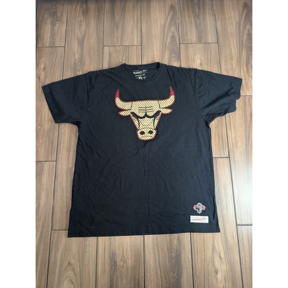 Mitchell & Ness Chicago Bulls XL T-Shirt 1996 NBA Finals Logo Black Traditional
